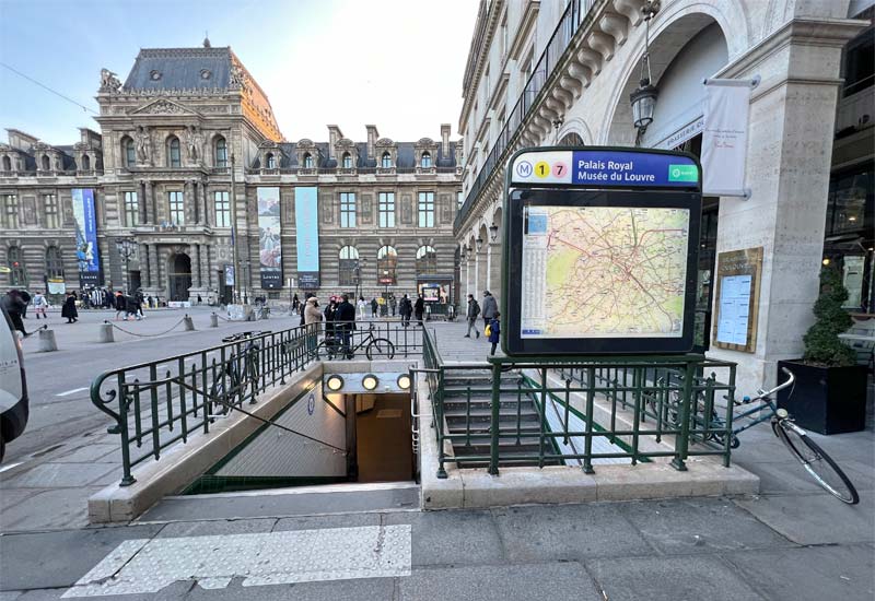 metro Palais-Royal - Musée du Louvre photo