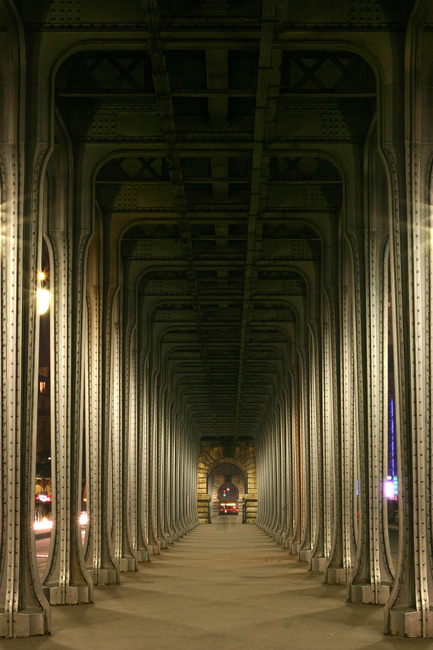 Pont de Bir Hakeim et colonnade du viaduc de Passy, Paris